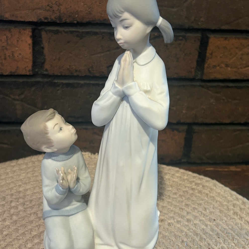 Lladro Figurine Teaching To Pray  4779
